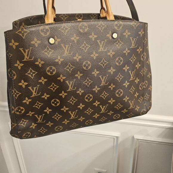 Louis Vuitton Montaigne GM – Monogram Canvas w/ Original Strap - Picture 13 of 16